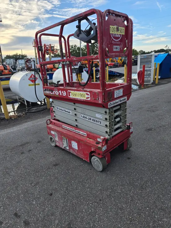2019 MEC MICRO 19 Scissor Lift