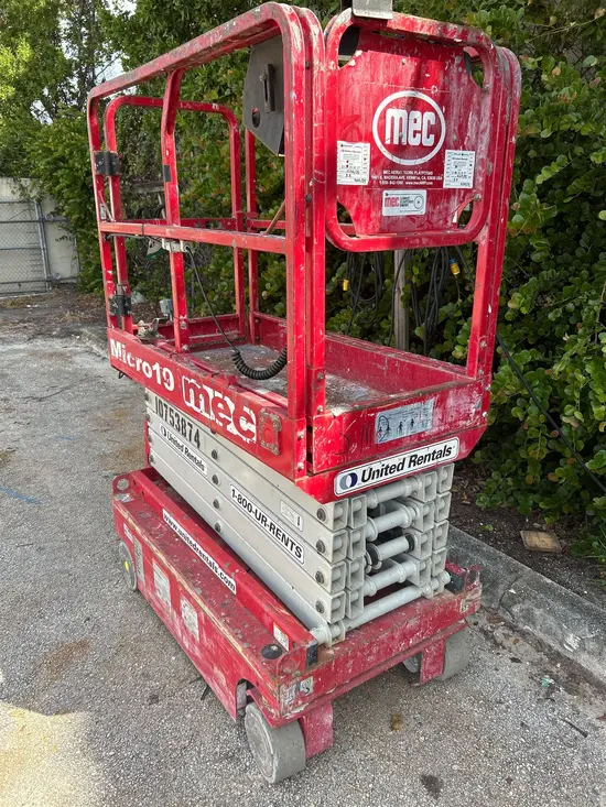 2018 MEC MICRO 19 Scissor Lift