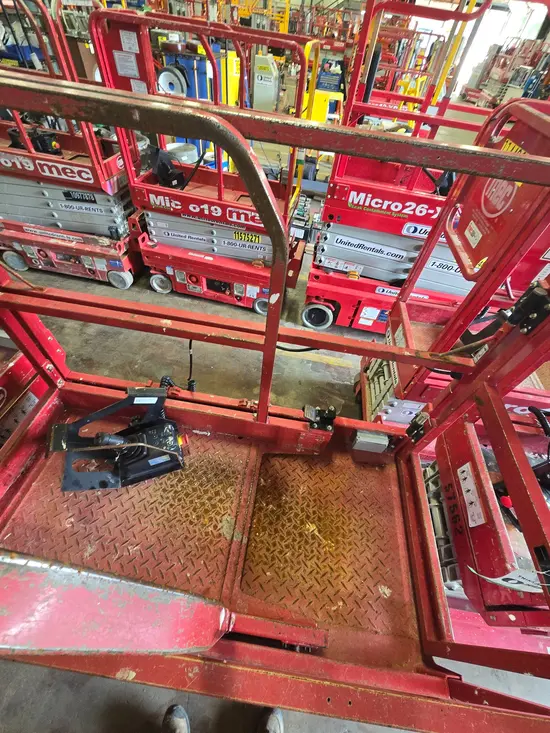 2019 MEC MICRO 19 Scissor Lift