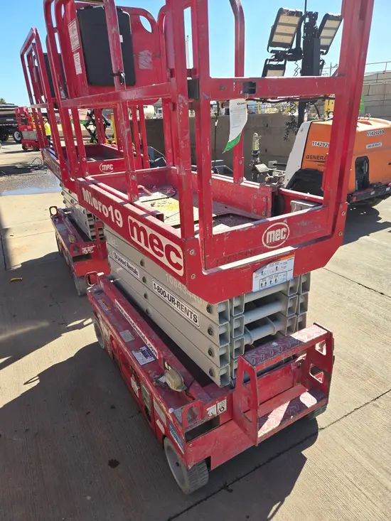 2018 MEC MICRO 19 Scissor Lift