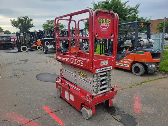 2019 MEC MICRO 19 Scissor Lift