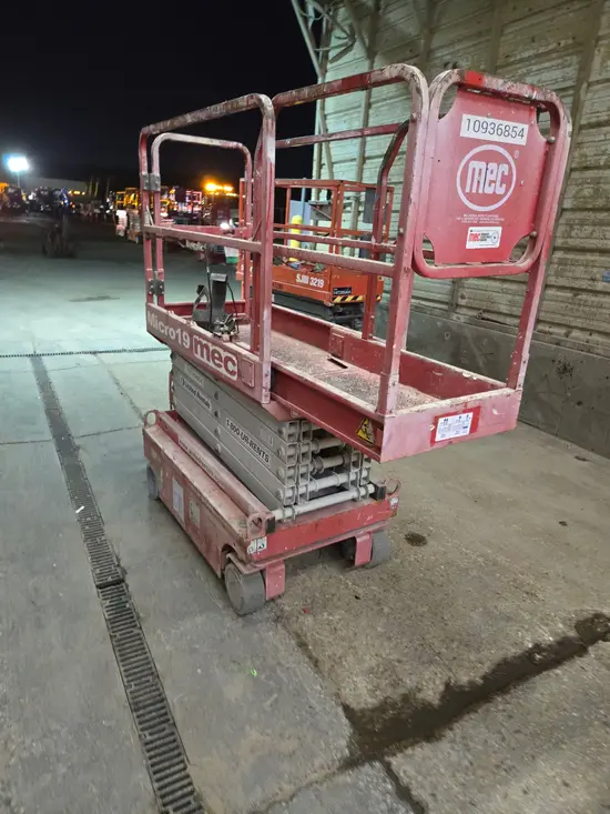 2019 MEC MICRO 19 Scissor Lift