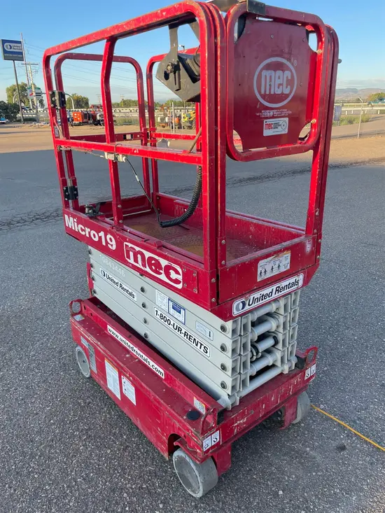 2018 MEC MICRO 19 Scissor Lift