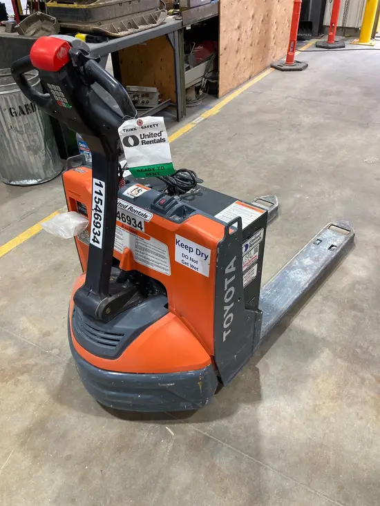 2022 Toyota 8HBW23 Jack