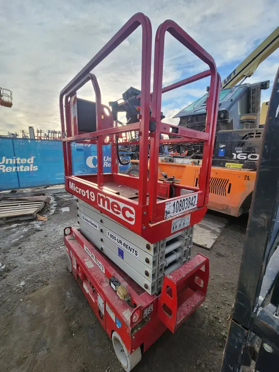 2018 MEC MICRO 19 Scissor Lift