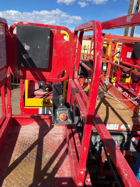 2018 MEC MICRO 19 Scissor Lift