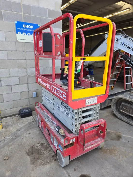 2019 MEC MICRO 19 Scissor Lift