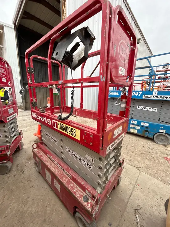 2018 MEC MICRO 19 Scissor Lift