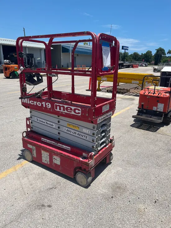 2018 MEC MICRO 19 Scissor Lift