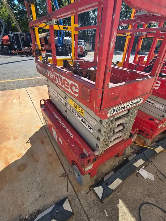 2019 MEC MICRO 19 Scissor Lift