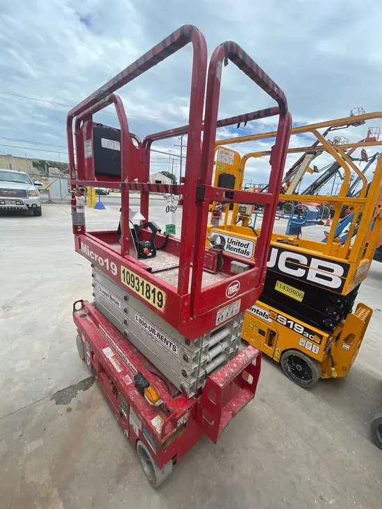 2019 MEC MICRO 19 Scissor Lift