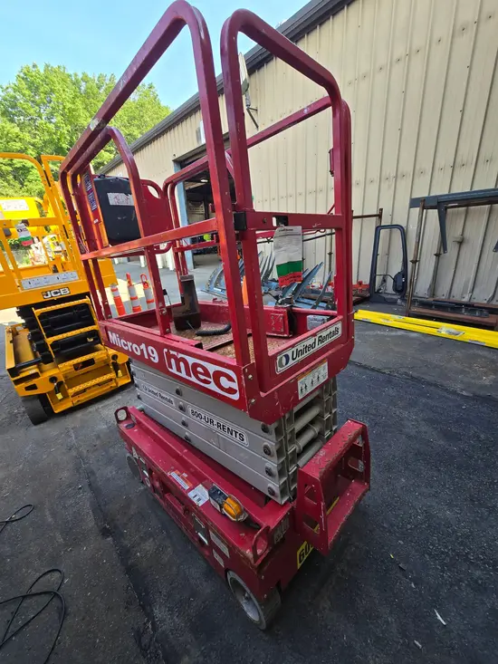 2018 MEC MICRO 19 Scissor Lift