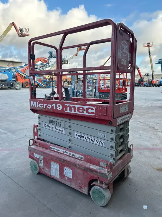 2019 MEC MICRO 19 Scissor Lift