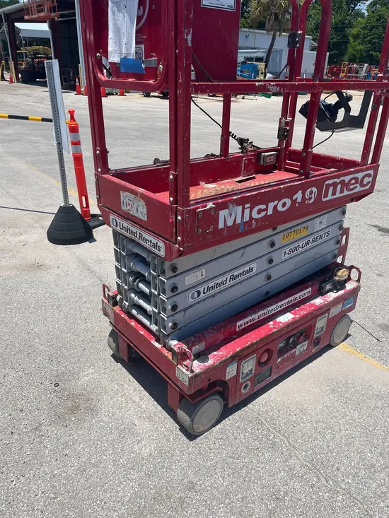 2018 MEC MICRO 19 Scissor Lift