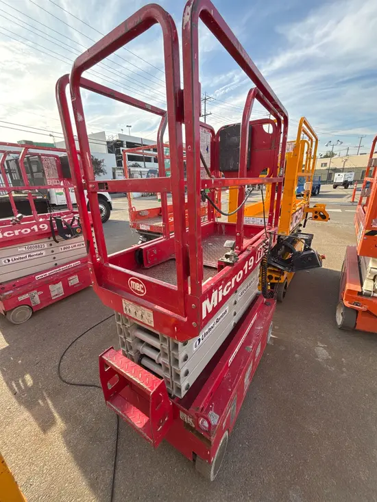 2018 MEC MICRO 19 Scissor Lift