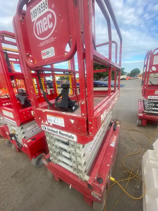 2019 MEC MICRO 19 Scissor Lift