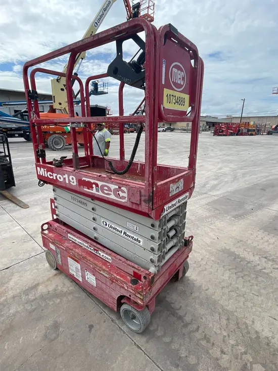 2018 MEC MICRO 19 Scissor Lift