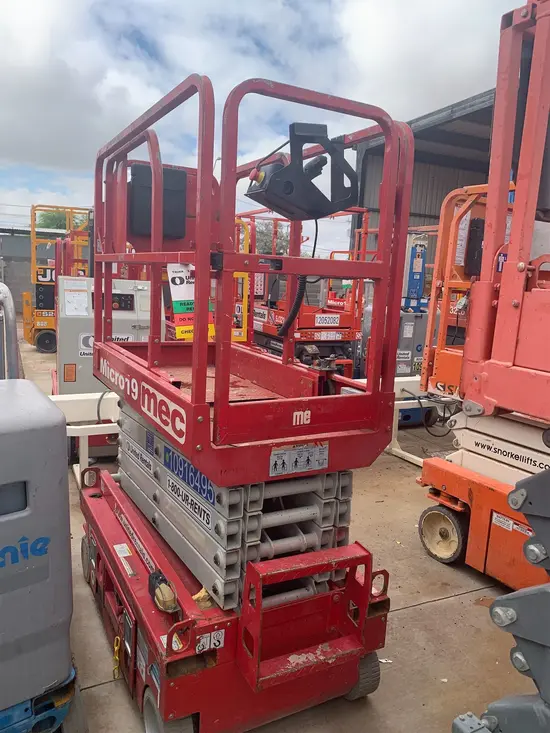 2019 MEC MICRO 19 Scissor Lift
