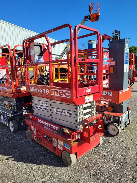 2019 MEC MICRO 19 Scissor Lift