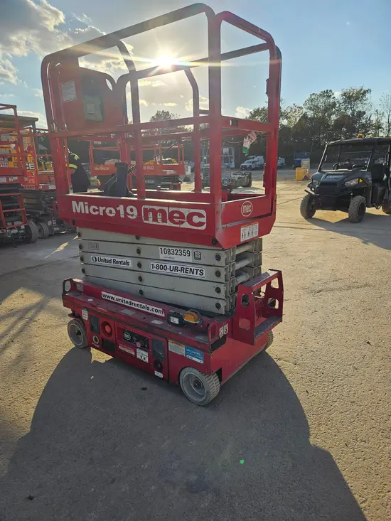 2018 MEC MICRO 19 Scissor Lift