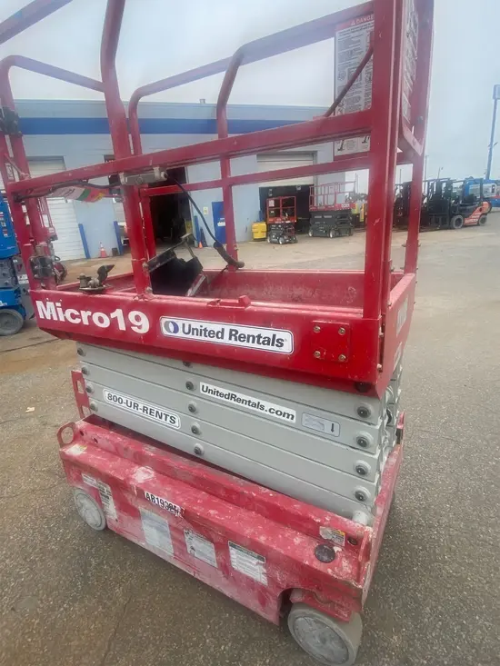 2019 MEC MICRO 19 Scissor Lift