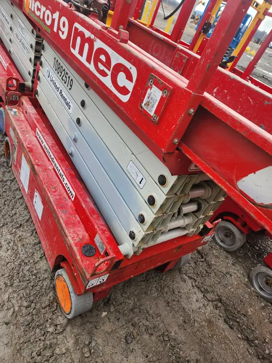 2019 MEC MICRO 19 Scissor Lift