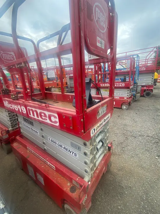 2018 MEC MICRO 19 Scissor Lift