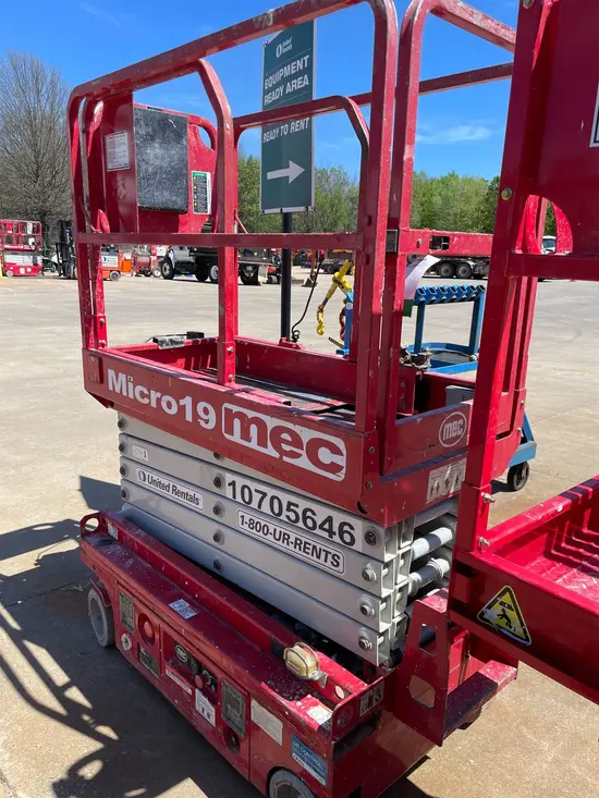 2018 MEC MICRO 19 Scissor Lift