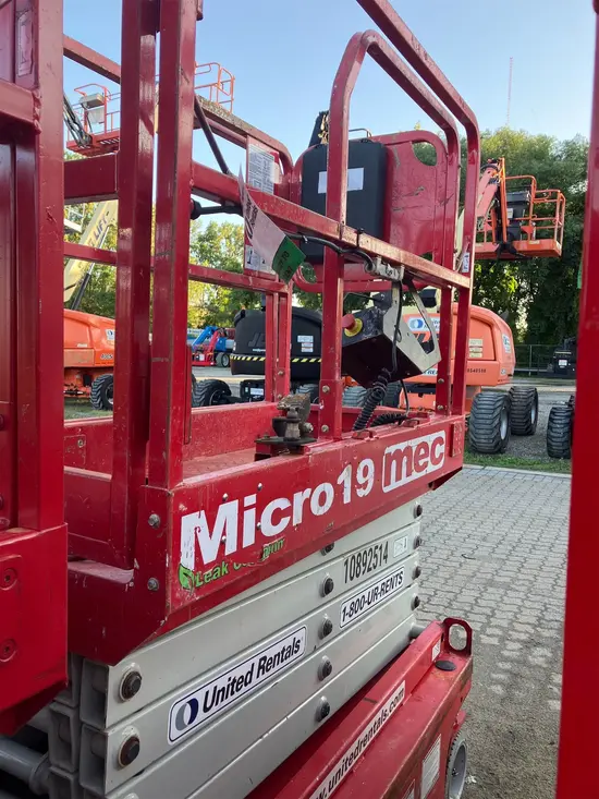 2019 MEC MICRO 19 Scissor Lift