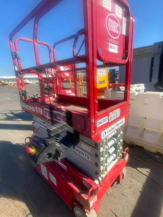 2018 MEC MICRO 19 Scissor Lift