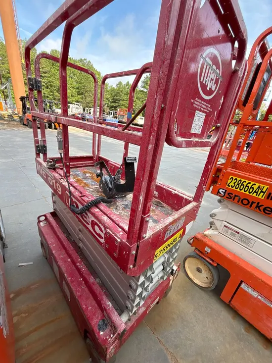 2018 MEC MICRO 19 Scissor Lift