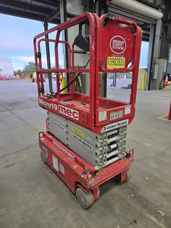 2019 MEC MICRO 19 Scissor Lift