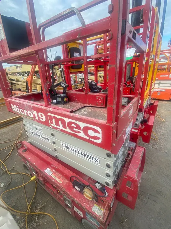 2019 MEC MICRO 19 Scissor Lift