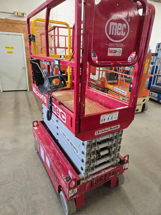2018 MEC MICRO 19 Scissor Lift