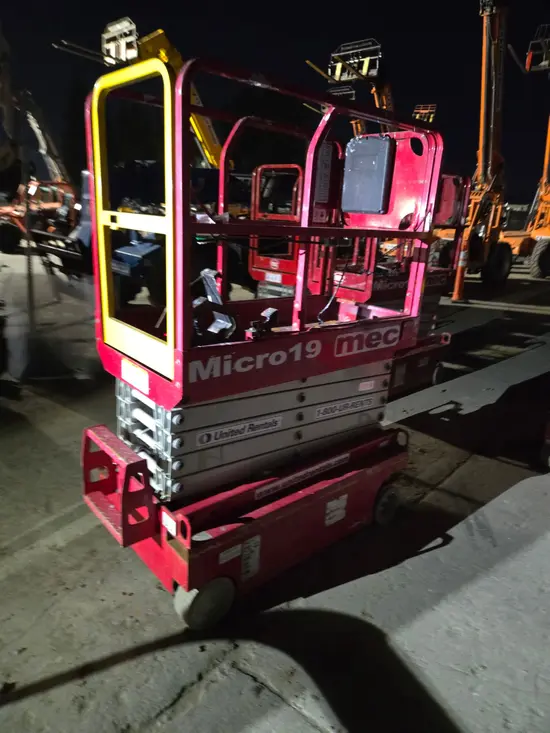 2018 MEC MICRO 19 Scissor Lift