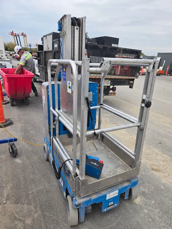 2019 Genie GR-20 Self-Propelled One-Person Lift