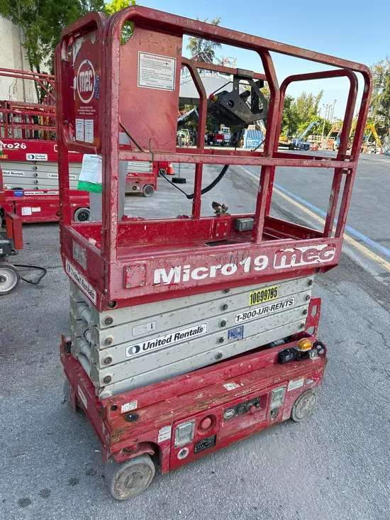 2017 MEC MICRO 19 Scissor Lift