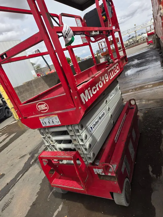 2018 MEC MICRO 19 Scissor Lift