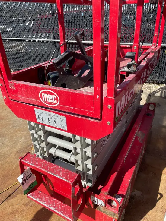2019 MEC MICRO 19 Scissor Lift