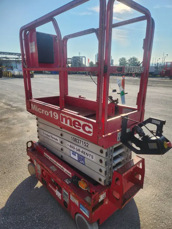 2018 MEC MICRO 19 Scissor Lift