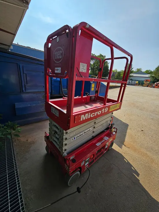 2018 MEC MICRO 19 Scissor Lift