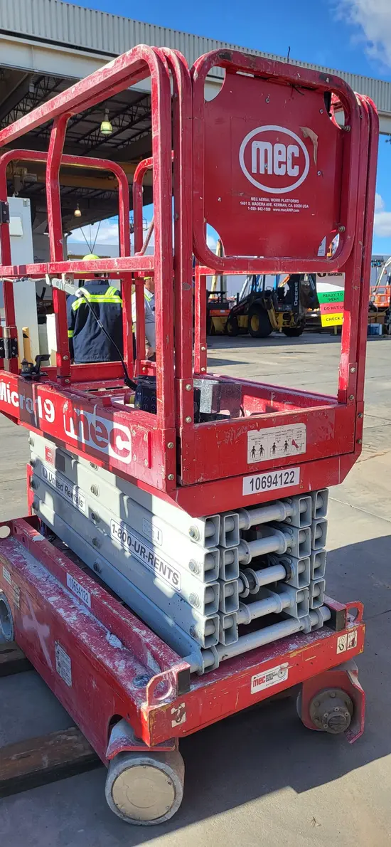 2017 MEC MICRO 19 Scissor Lift