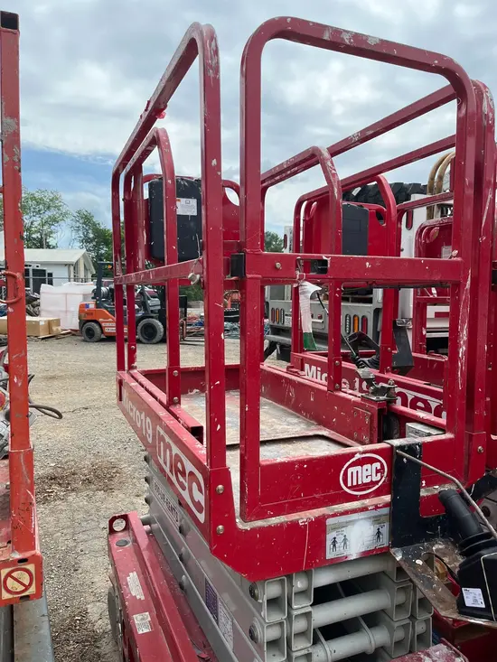 2018 MEC MICRO 19 Scissor Lift