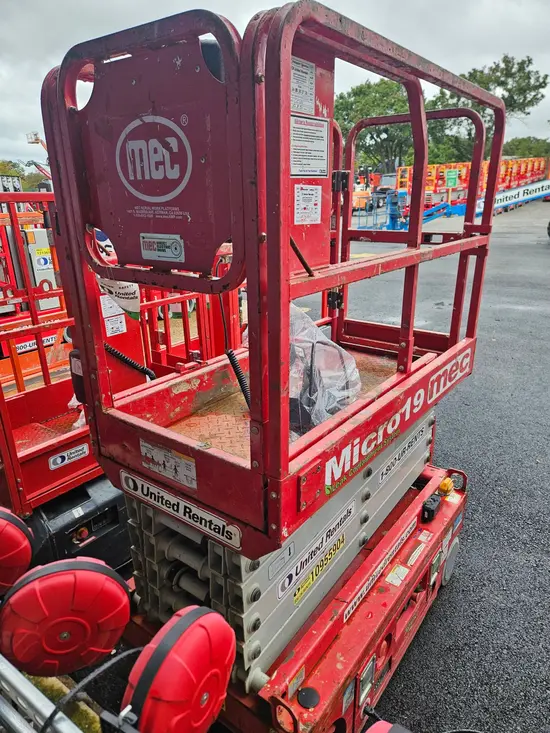 2019 MEC MICRO 19 Scissor Lift