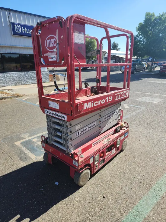 2018 MEC MICRO 19 Scissor Lift