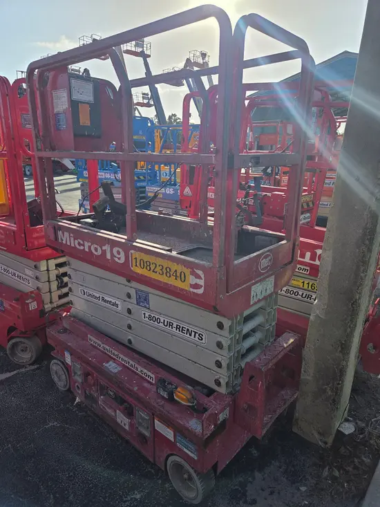 2018 MEC MICRO 19 Scissor Lift