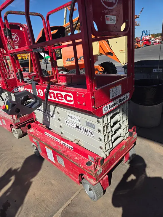 2018 MEC MICRO 19 Scissor Lift