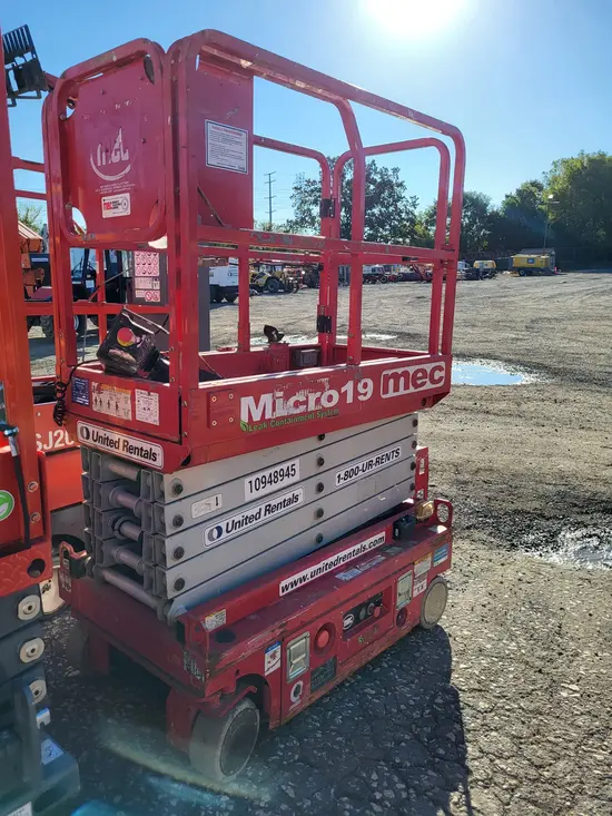 2019 MEC MICRO 19 Scissor Lift