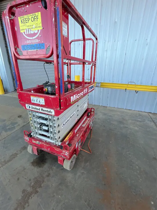 2019 MEC MICRO 19 Scissor Lift
