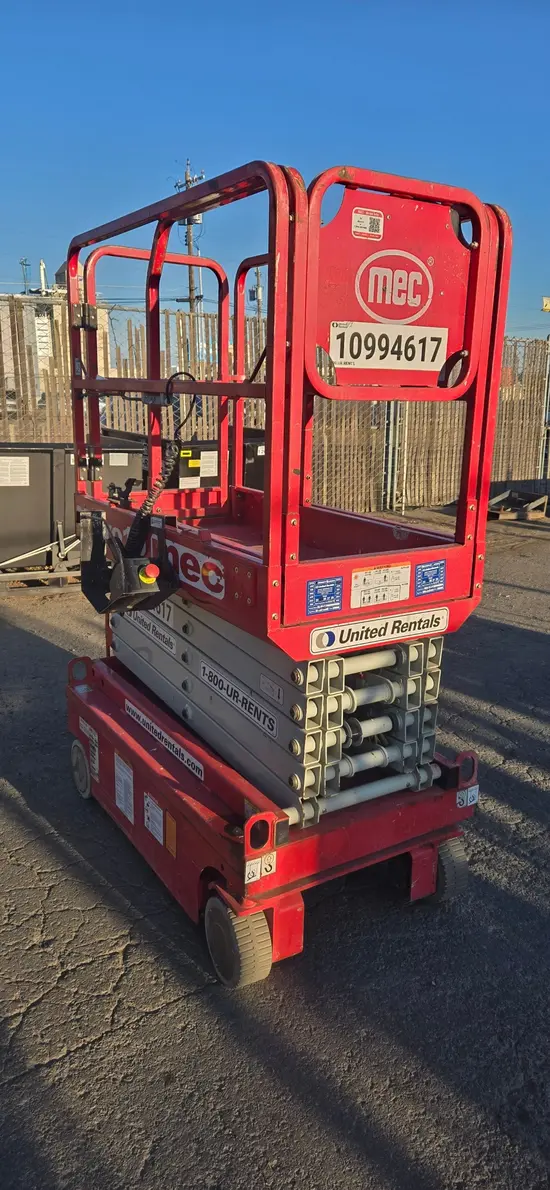 2019 MEC MICRO 19 Scissor Lift